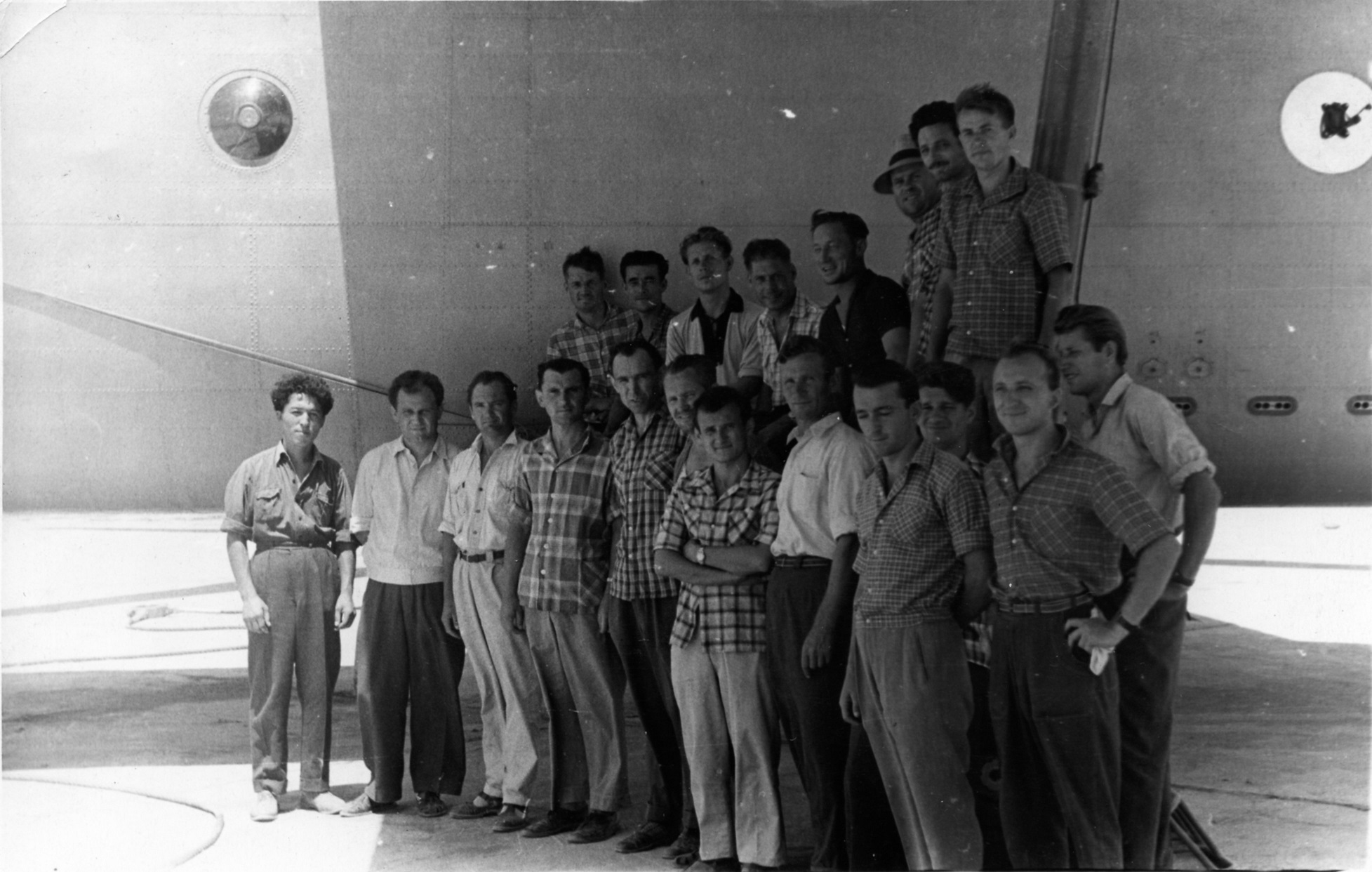 EXCLUSIVE FIRST PUBLICATION: Complete Ka-22 Vintokryl team including crew and maintenance staff with Vadym Nikolaiev from personal archive Tashkent 1962 never published before