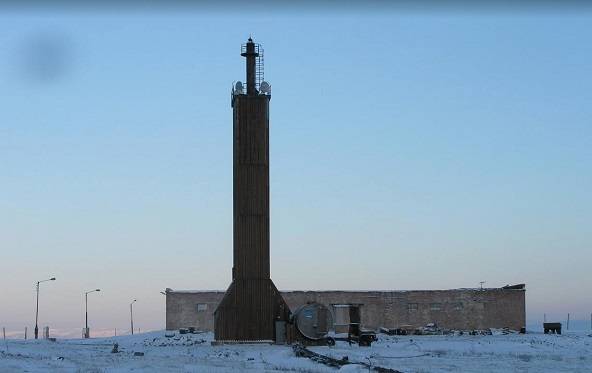Central adjustment mast of the Vega tracking system in Norilsk showing scale of installation