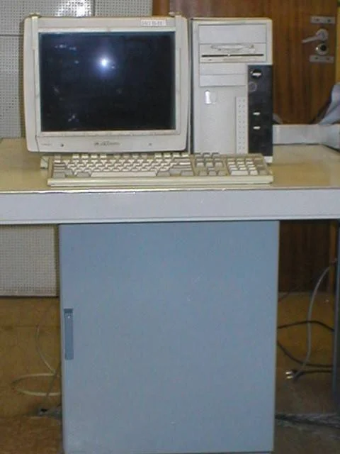 Front view of NI-525 information concentrator with personal computer and NI-526 processor