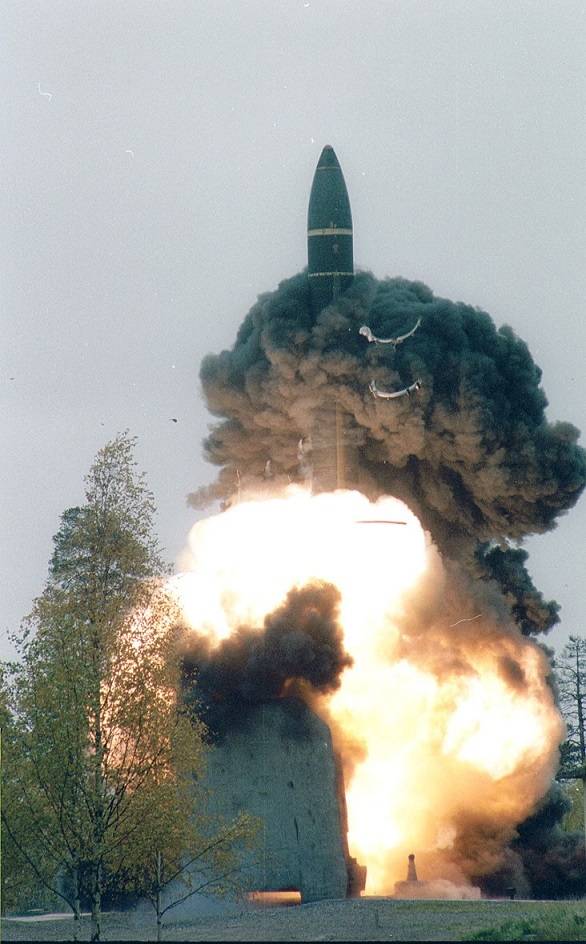 Topol-M missile test launch from underground silo at Plesetsk Cosmodrome