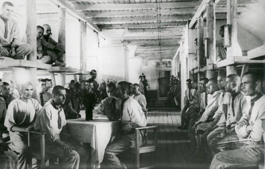 Vorkutlag prisoners in forced labor camp, 1945
